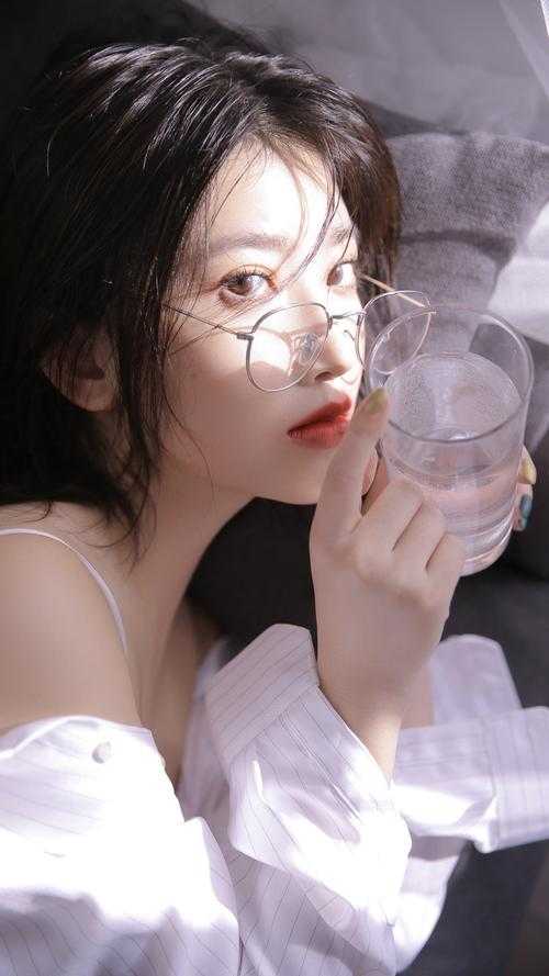 弟弟把老鼠摔进了菊花里
